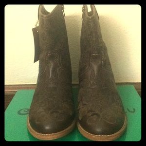 Taos flower embroidered boots